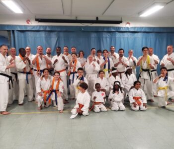 photo de groupe avec les membres du dojo de karaté Shinkyokushin Saint-Jérôme.
