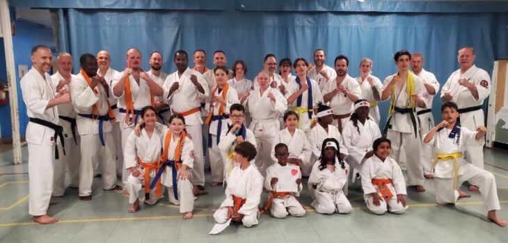 photo de groupe avec les membres du dojo de karaté Shinkyokushin Saint-Jérôme.