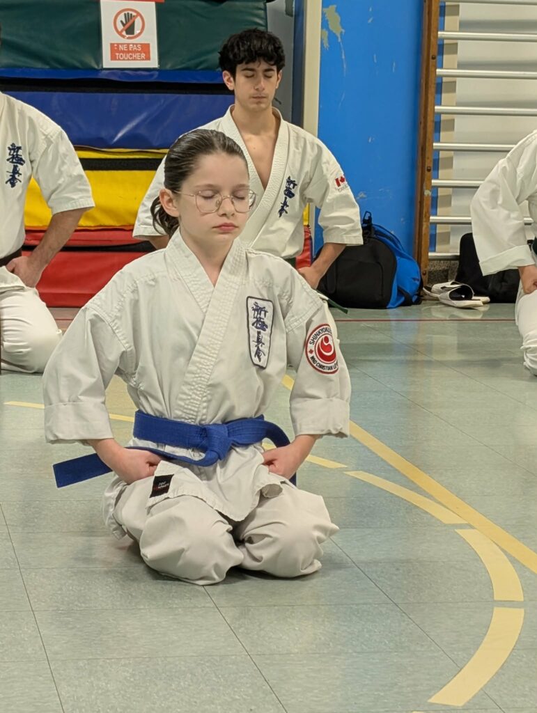Jeune fille pratiquant le karaté en méditation